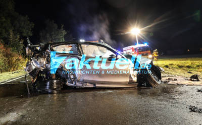25-Jährige rast zwischen Mais-Traktor und Tieflader - Überholvorgang geht schief und endet mit dem Tod:  BMW wird völlig zerstört