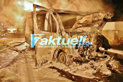 Nächtliche Brandstiftung in Weinstadt - Baukran angezündet, Transporter brennt wenige Meter weiter vollständig aus