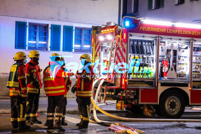 Meterhohe Flammen - Scheune in enger, dichter Bebauung brennt ab - 120 000 EURO Schaden