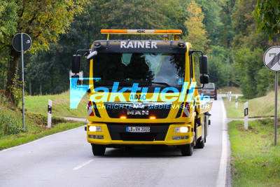 Stop-Schild missachtet und Verkehrsunfall verursacht - Verkehrsunfall zwischen 3 PKW an Kreuzung in Pfahlhof 