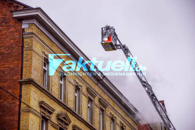 Stuttgart Mitte: Brand inDachgeschoss löst Großeinsatz der Feuerwehr aus