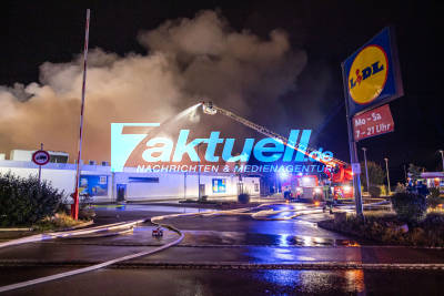 Großfeuer zerstört Discounter: Feuerwehrmann bangt um eigenes Haus (im O-Ton) - Flammen schlagen Meterhoch - Millionenschaden