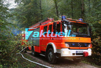 Forsthütte gerät in Brand - Feuerwehr verhindert Übergreifen der Flammen auf Bäume - 2 Personen verletzt