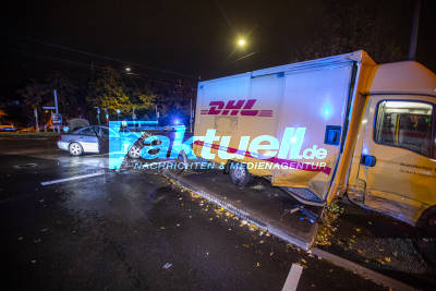 Mercedes kracht auf Kreuzung in DHL-Transporter - Mindestens eine Person verletzt
