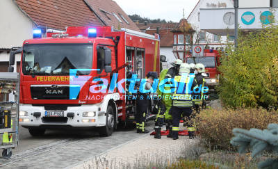 Säure-Verdacht in Paketzusteller-Fahrzeug - Gefahrgutspezialisten der Feuerwehr im Einsatz