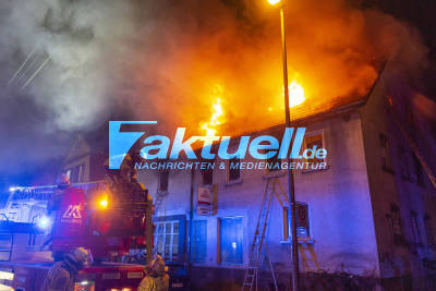 Feuerdrama in Nürtingen! Offenbar Feuerwehrmann verletzt - Feuerwehr kämpft gegen meterhohe Flamme