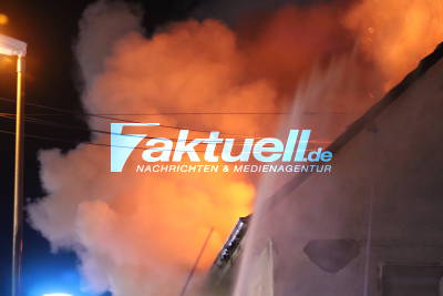 Feuerdrama in Nürtingen! Offenbar Feuerwehrmann verletzt - Feuerwehr kämpft gegen meterhohe Flamme