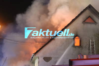 Feuerdrama in Nürtingen! Offenbar Feuerwehrmann verletzt - Feuerwehr kämpft gegen meterhohe Flamme