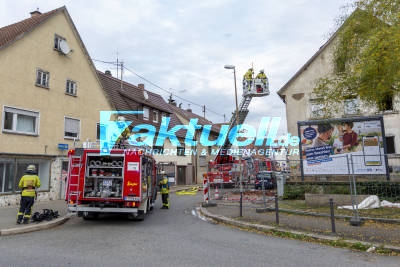 Nach Brandtragödie: Feuer im Gebäude nebenan - Polizei: Kein Zusammenhang zum Brand gestern - 3 Verletzte und 18 Bewohner betroffen