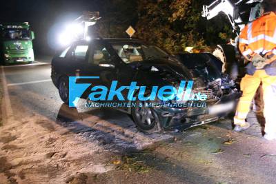 Gaffertribühne: Schaulustige sitzen bei Unfall dicht an dicht auf Mauer - Senior missachtet Ampel und kracht mit Mercedes in Mähwerk