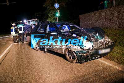 Gaffertribühne: Schaulustige sitzen bei Unfall dicht an dicht auf Mauer - Senior missachtet Ampel und kracht mit Mercedes in Mähwerk