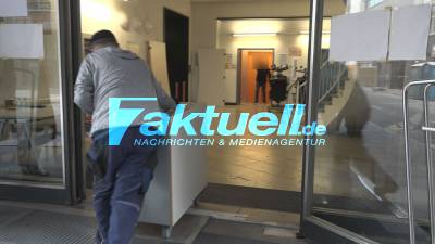 Einzug der Bundeswehr in Stuttgart - Soldaten beziehen neue Einrichtung - neue Möbel werden angeliefert - Straßensperrung
