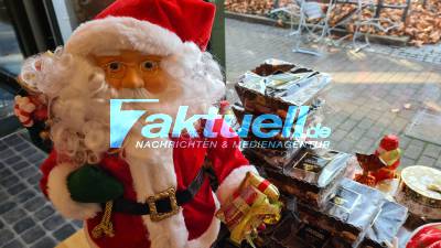 Weihnachtsmarkt im Restaurant: Wirt bietet Glühwein, gebrannte Mandeln, Magenbrot und Nikoläuse  zum mitnehmen an