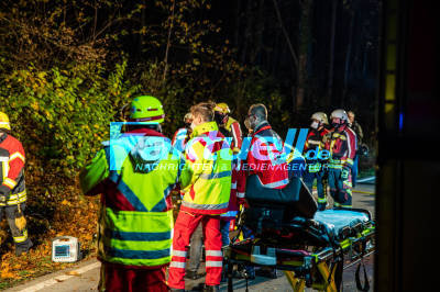 Tödlicher Verkehrsunfall - Sportwagen kracht beim Überholen frontal gegen Baum: Tödlicher Unfall mit Mercedes CLA AMG bei Hemmingen - Fahrer verstirbt im Krankenhaus