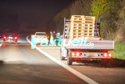 Transporter verliert Paletten - Mehrere Autos krachen rein – Vollsperrung der Autobahn