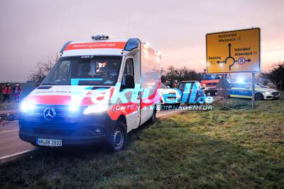 Heftiger Fahrrad-Crash: Radfahrer von Smart erfasst, unter VW Bus geschleudert und eingeklemmt - Radfahrer von Ersthelfern befreit - Lebensgefahr