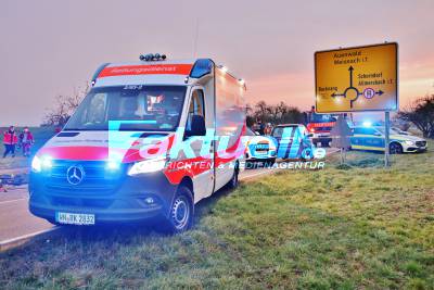 Heftiger Fahrrad-Crash: Radfahrer von Smart erfasst, unter VW Bus geschleudert und eingeklemmt - Radfahrer von Ersthelfern befreit - Lebensgefahr
