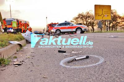 Heftiger Fahrrad-Crash: Radfahrer von Smart erfasst, unter VW Bus geschleudert und eingeklemmt - Radfahrer von Ersthelfern befreit - Lebensgefahr