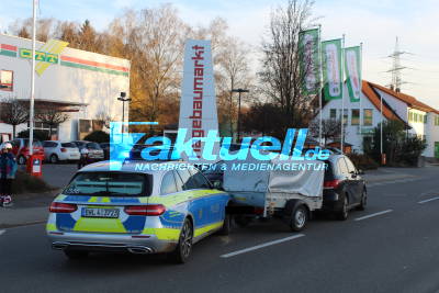 Streifenwagen kracht bei Einsatzfahrt auf PKW-Anhänger