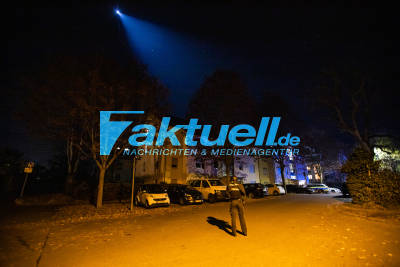 Ein Mann mit Messer attackiert Familie und springt vom Dach: Polizei setzt Schusswaffe ein - 6 verletzte