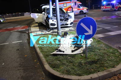 PKW trifft Lichtmast - 5 Personen verletzt