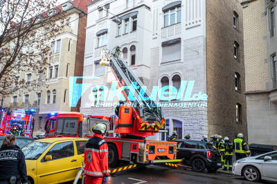 Rauchsäule über Stuttgart: Dutzend Bewohner bei Gebäudebrand gerettet - Menschen fliehen bei Minusgraden aufs Dach, dichter Rauch dringt aus verkohlten Fenstern