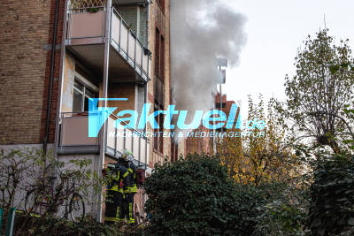 Rauchsäule über Stuttgart: Dutzend Bewohner bei Gebäudebrand gerettet - Menschen fliehen bei Minusgraden aufs Dach, dichter Rauch dringt aus verkohlten Fenstern