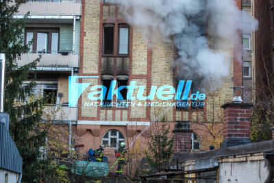 Rauchsäule über Stuttgart: Dutzend Bewohner bei Gebäudebrand gerettet - Menschen fliehen bei Minusgraden aufs Dach, dichter Rauch dringt aus verkohlten Fenstern