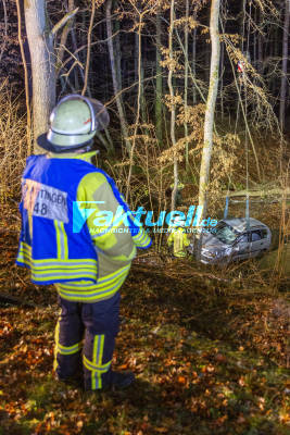 Auto kommt bei Glätte von Straße ab und stürzt metertief im Wald in Bach - Fahrer hat nur Kratzer - Aufwendige Bergung im Wald