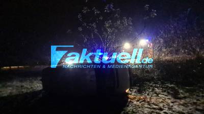 Glätte-VU: Crafter von Straße abgekommen und Abhang runtergerutscht - Seitenlage - Landkreis Esslingen bei Owen