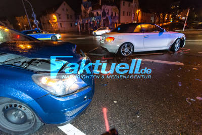 Heftiger Kreuzungscrash mitten in Nürtingen: Kreuzung an der Neckarbrücke nach Unfall mit BMW Cabrio gesperrt - Verletzte