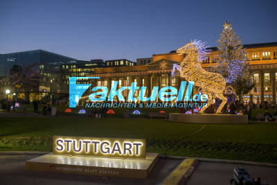 Ersatz-Weihnachtsmarkt in Stuttgart: Menschen freuen sich über etwas Weihnachten - Glühwein-To-Go bei Gastronom der Renner