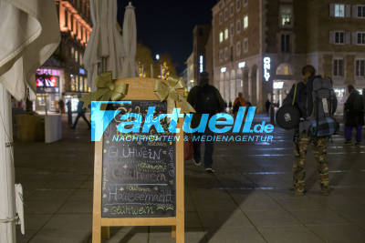 Ersatz-Weihnachtsmarkt in Stuttgart: Menschen freuen sich über etwas Weihnachten - Glühwein-To-Go bei Gastronom der Renner