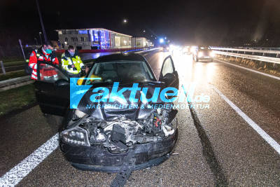 Doppelcrash auf der B10 mit 4 Verletzten! Wurde ein Fuchs dem BMW-Fahrer zum Verhängnis? Weiterer Unfall im Stau dahinter - Feuerwehr im Einsatz