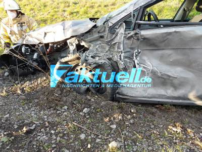 PKW kommt auf Gegenfahrbahn und prallt mit Müllauto zusammen - 3 Personen verletzt