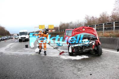 Waiblingen: Schwerer Unfall am Teiler B14/B29 - Transporter rammt PKW - dieser überschlägt sich 