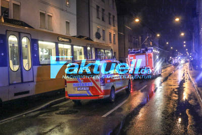 Frontal in Stadtbahn gecrasht: PKW wird gegen Ampelmast und Hauswand geschleudert - Fahrerin in PKW eingeklemmt - 57-Jährige schwerverletzt