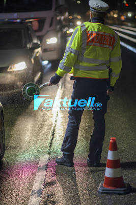 Polizei kontrolliert Autofahrer während Nachtsperre: Mehrere Kontrollstellen in Stuttgart