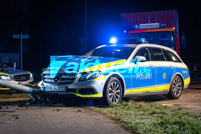 Streifenwagen kracht gegen Laternenmast - Anwohner wird aus dem Schlaf gerissen - letzte Woche hier schon Unfall