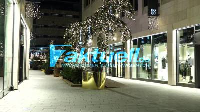 Letzter Tag für den Einzelhandel: Verlassene Einkaufsstraße in der Stuttgarter City und leere Straßen - Nur noch die Weihnachtsbeleuchtung leuchtet