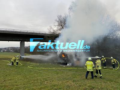 Feuer unter B312 Brücke in Aichtal - Bauwagen von Jugendlichen im Vollbrand, Wasser zum löschen aus dem Fluss Aich entnommen