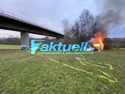 Feuer unter B312 Brücke in Aichtal - Bauwagen von Jugendlichen im Vollbrand, Wasser zum löschen aus dem Fluss Aich entnommen