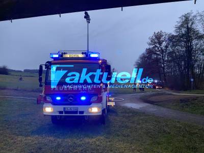 Feuer unter B312 Brücke in Aichtal - Bauwagen von Jugendlichen im Vollbrand, Wasser zum löschen aus dem Fluss Aich entnommen