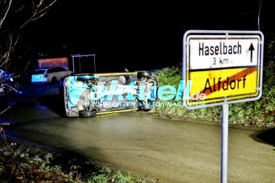 Unfall bei Alfdorf: Postauto kommt von der Straße ab und überschlägt sich - Feuerwehr im Einsatz