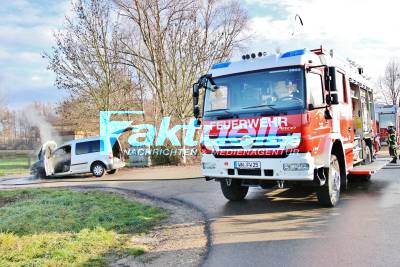 Schorndorf: VW Caddy brennt auf Parkplatz von Tannenbaumverkauf aus - Feuerwehr im Löschangriff