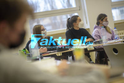 Letzter Schultag: Lehrer verabschiedet sich von Schülern, 4000 FFP2 Masken werden geliefert - Töne mit Schüler, Leiter, Lehrerin, Gymnasium in Stuttgart