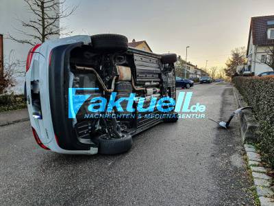 Wegen tiefstehender Sonne in Freudental - Autofahrer*in fährt gegen Mauer auf und bleibt auf der Seite liegen