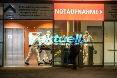 Intensivbus bringt COVID-Patienten ins Klinikum Stuttgart und Ulm - Sanitäter in Vollschutz - Uniklinik Heidelberg ausgelastet