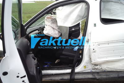 Schwerer Verkehrsunfall mit 3 beteiligte PKW und 5 verletzte