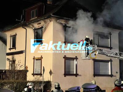 Tödliches Feuer: Flammen schlagen aus Fenster - Rentnerin stirbt bei Wohnhausbrand - Feuerwehr im Großeinsatz